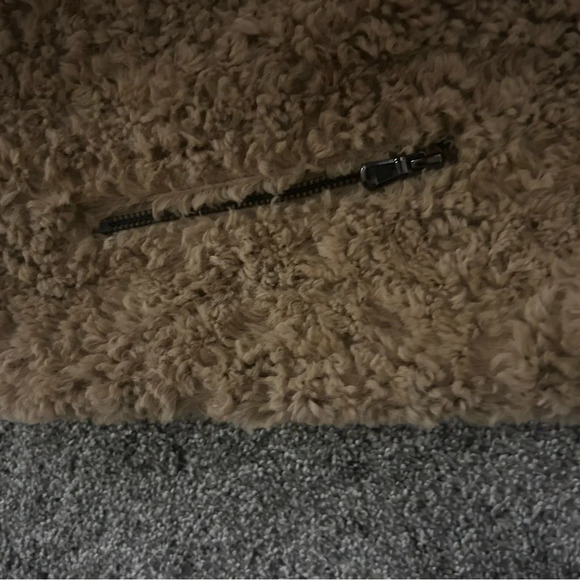 YEST beautiful mint condition Sherpa shearling teddy moto vest  size 10 - Picture 10 of 10